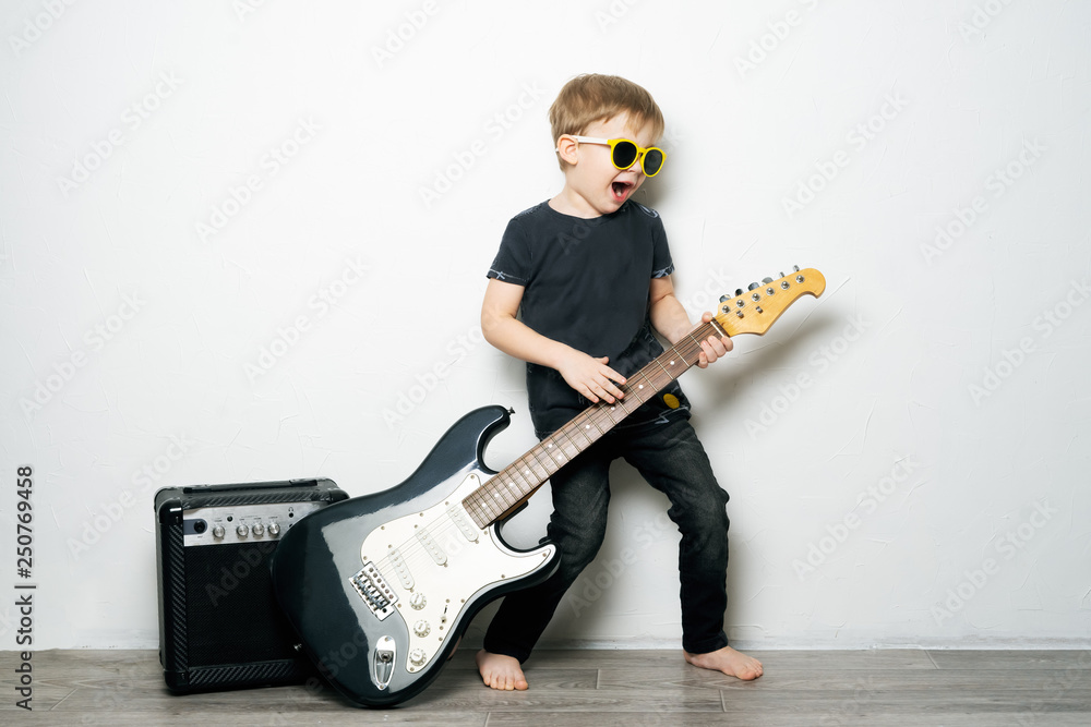 Das Bild der Musikschule Odenwald zeigt eine einfühlsame Musiklehrerin mit Kindern